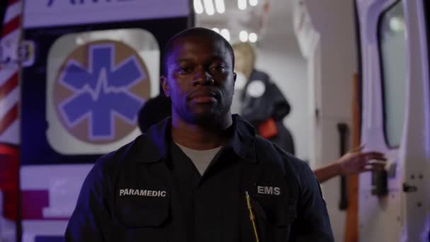 Afrikaanse paramedicus met stethoscoop op de nek poseren op straat — Stockvideo