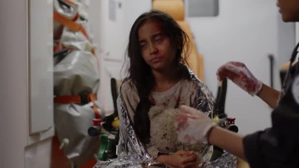 Африканский американский парамедик помогает индийской девушке после автомобильной аварии — стоковое видео
