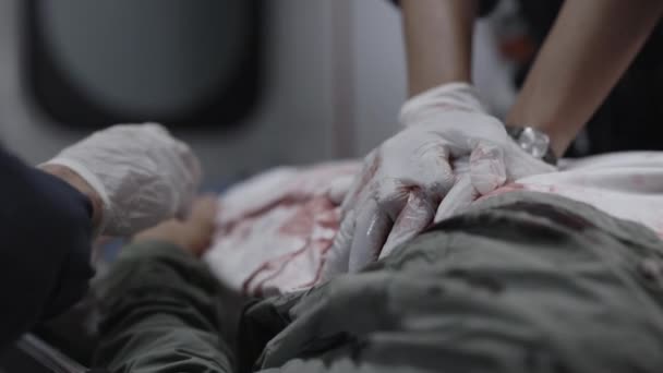 辅助医务人员做心脏按摩抢救病人 — 图库视频影像