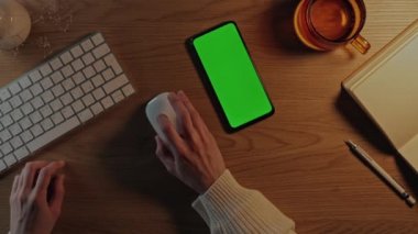 Klavye, fare ve yeşil ekran mobil kullanan kadın