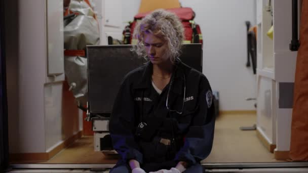 救急車に座って悲しみを感じる女性の救急車 — ストック動画