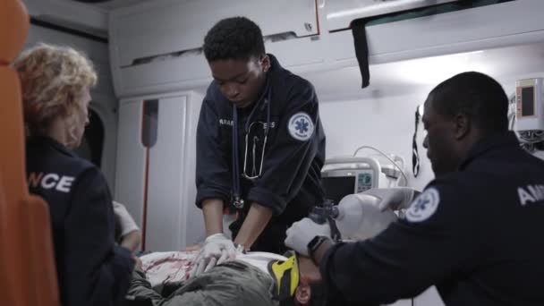 Equipe d'ambulanciers faisant un massage cardiaque pour l'homme — Video