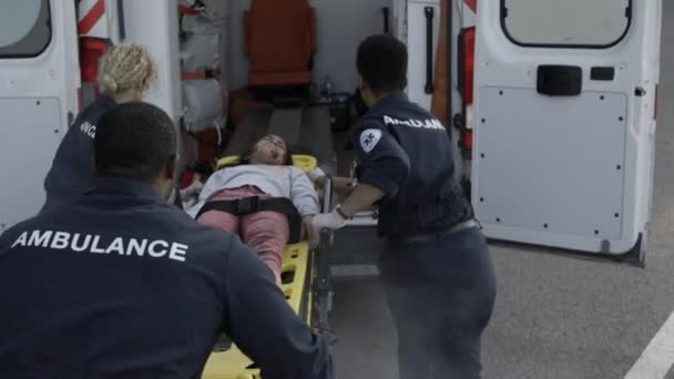 부상 당한 십 대 청소년을 들 것에 실어 나르는 구급차 — 비디오