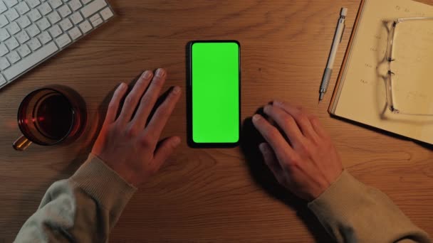 Man glijden met de vinger op chroma toetsenbord scherm van smartphone — Stockvideo