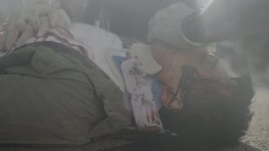 Sağlık görevlileri yolda baygın bir adamı kurtarıyor.