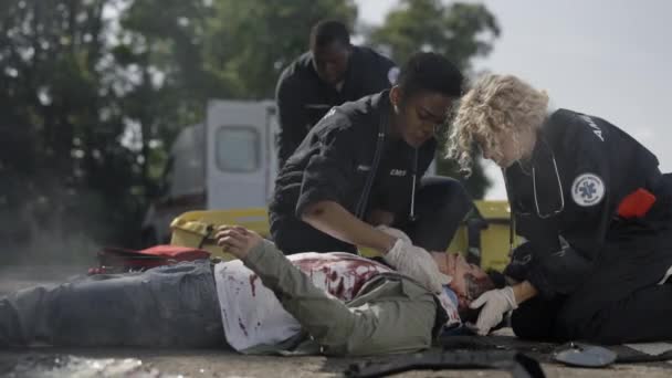 Ομάδα παραϊατρικών βοηθών διάσωσης ασθενών στο δρόμο — Αρχείο Βίντεο