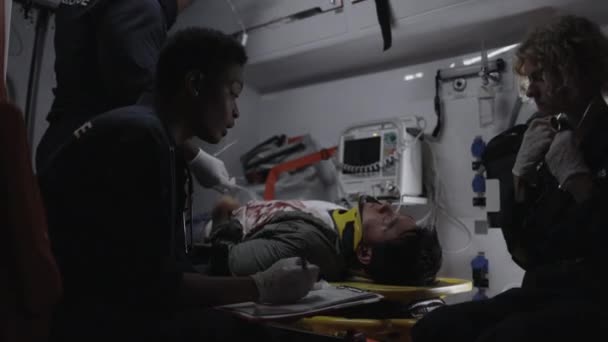 Paramedici multietnici compilando il questionario del paziente — Video Stock