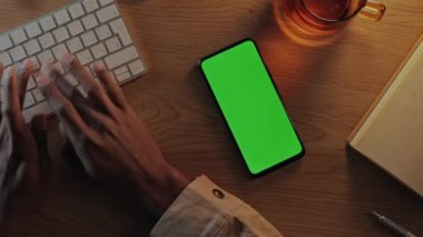 Krom ekranlı cep telefonu kullanan Afrikalı Amerikalı bir adam.