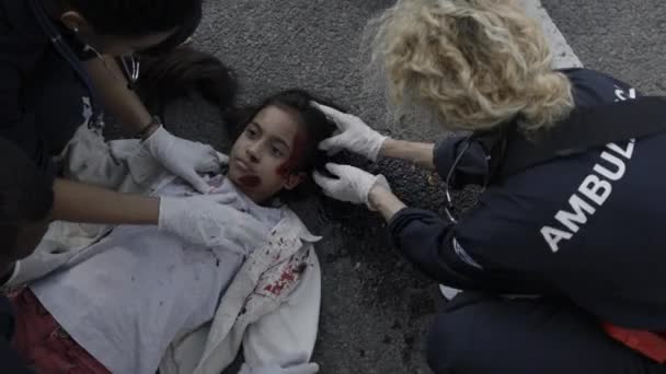 Lékařští specialisté zachraňují malého pacienta na silnici — Stock video