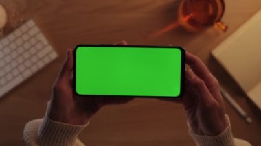 Yeşil ekran hareketini yatay konumda tutan kadın