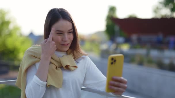 難聴の女性は携帯電話でビデオ通話を持っています — ストック動画