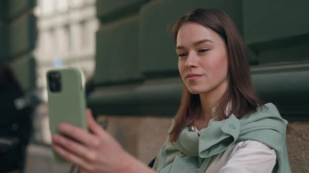 Przyjemna głucha kobieta aving wideo rozmowy na smartfonie — Wideo stockowe