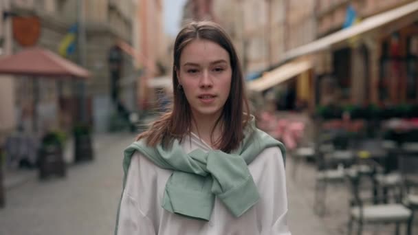 Vrouw toont zin Save the Planet met gebarentaal — Stockvideo