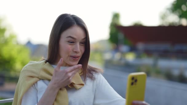 Femme sourde-muette utilisant un smartphone pour un appel vidéo dans la rue — Video