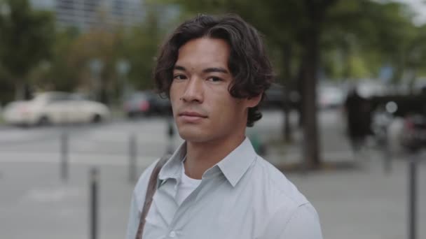 Чоловік з Азії у формальному одязі, який стоїть на міській вулиці — стокове відео