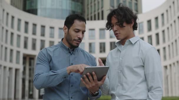 Multiethnische Geschäftsleute nutzen digitales Tablet auf der Straße. — Stockvideo