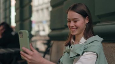 Sağır kadın modern akıllı telefondan video çağrısı alıyor.