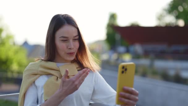 Mulher com perda auditiva usando smartphone para chamada de vídeo — Vídeo de Stock