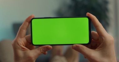 Krom anahtar ekranlı cep telefonunu tutan erkeklerin ellerini kapat