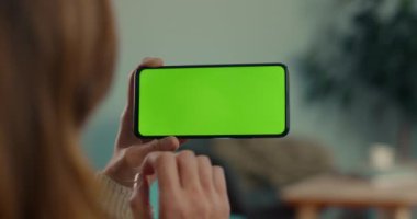 Yeşil ekranda hareket eden bir kadın