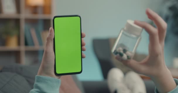 Homme utilisant mobile avec écran vert pour l'appel avec le médecin — Video