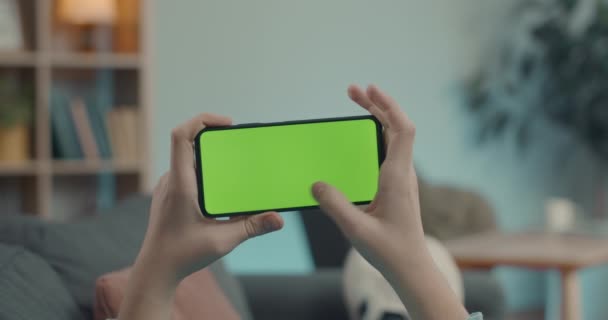 Close-up van smartphone met groen up scherm in mannelijke handen — Stockvideo