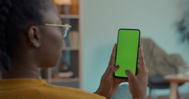 Nő szöveges zöld képernyőn a modern okostelefon — Stock videók