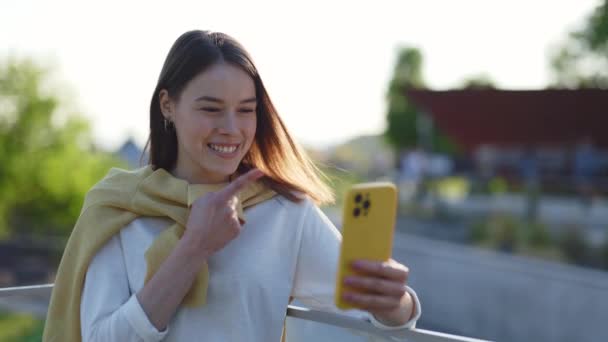 Głucha kobieta używająca języka migowego podczas rozmowy wideo na telefonie komórkowym — Wideo stockowe