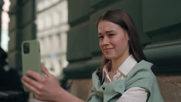 Döva kvinna använder smartphone för videosamtal på café — Stockvideo