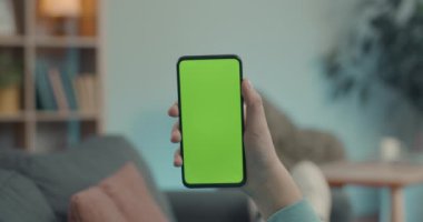 Erkek elinin üzerinde krom anahtar ekranı olan akıllı telefonu kapat