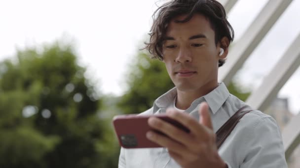 Empresario bebiendo café y utilizando el móvil al aire libre — Vídeos de Stock