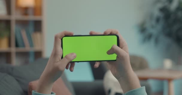 男性在手机绿色空屏幕上发短信 — 图库视频影像