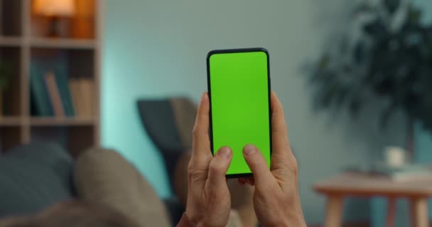 男人在智能手机上用彩色按键屏幕发短信 — 图库视频影像