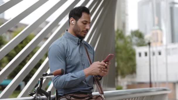 Omul de afaceri folosește smartphone-ul în timp ce stă lângă bicicletă — Videoclip de stoc