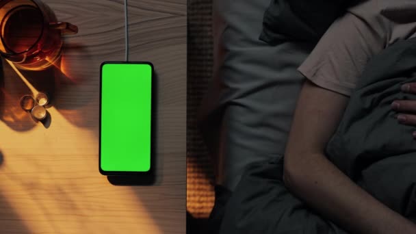 Жінка спить під час мобільного з зеленим екраном зарядки — стокове відео