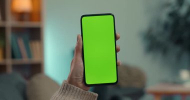 Kadın eli yeşil ekranlı akıllı telefonu kapat