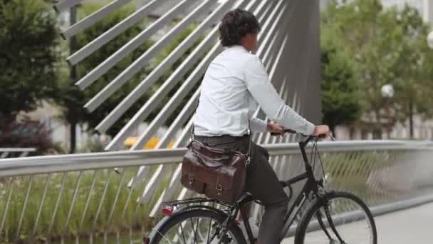 穿着正装和休闲鞋骑自行车的亚洲人 — 图库视频影像