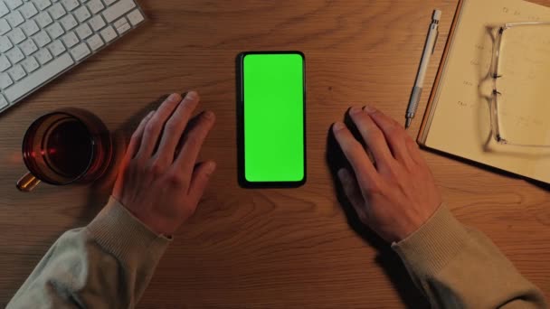 Mains masculines coulissantes et tapotant sur mobile avec écran vert — Video