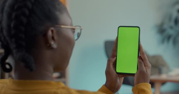 Mujer afroamericana usando smartphone con pantalla verde — Vídeos de Stock
