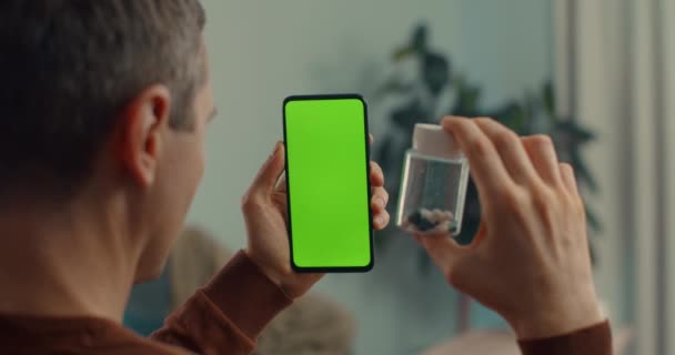 在绿屏手机上与医生进行视频通话的人 — 图库视频影像