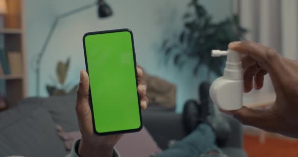 Afrikai amerikai férfi videohívás orvossal okostelefonon — Stock videók