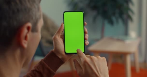 Érett férfi gazdaság smartphone és koppintás a zöld képernyőn — Stock videók