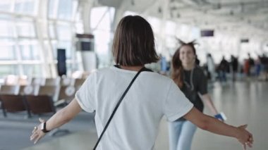 Genç lezbiyen havaalanında sevgilisiyle buluşuyor.