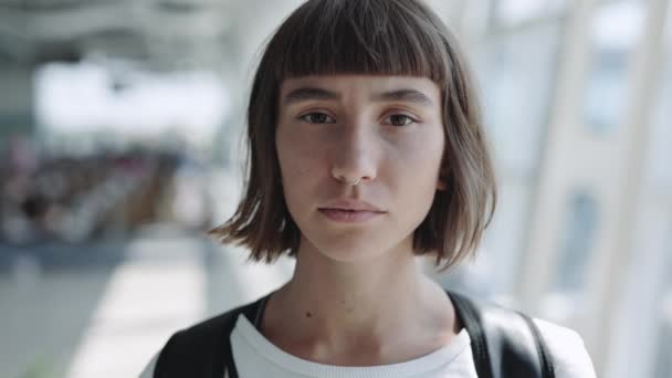 Ritratto di donna calma con zaino in piedi all'aeroporto — Video Stock