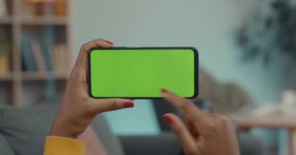 Mujer sosteniendo pantalla verde móvil en posición horizontal — Vídeos de Stock