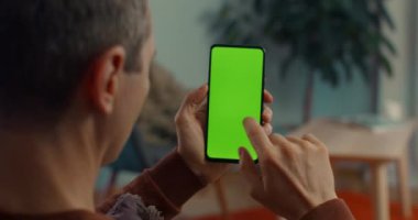 Kafkasyalı adam akıllı telefonun krom anahtar ekranını tıklatıyor