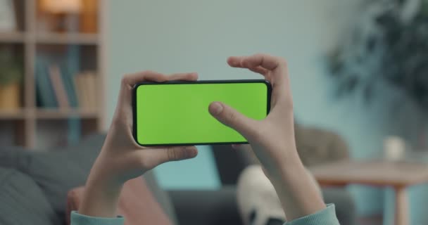 Close-up van mannelijke handen met smartphone met groen scherm — Stockvideo