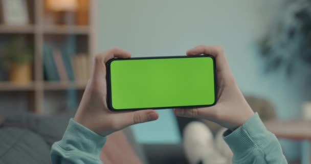 Man holding green screen mobile in horizontal position — 图库视频影像