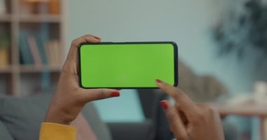 Yeşil ekranda kayan kadını kapat