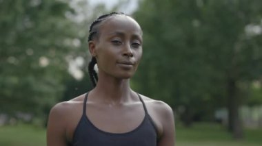 Parktaki spor giyim mağazasındaki Afrikalı Amerikalı kadının portresi.